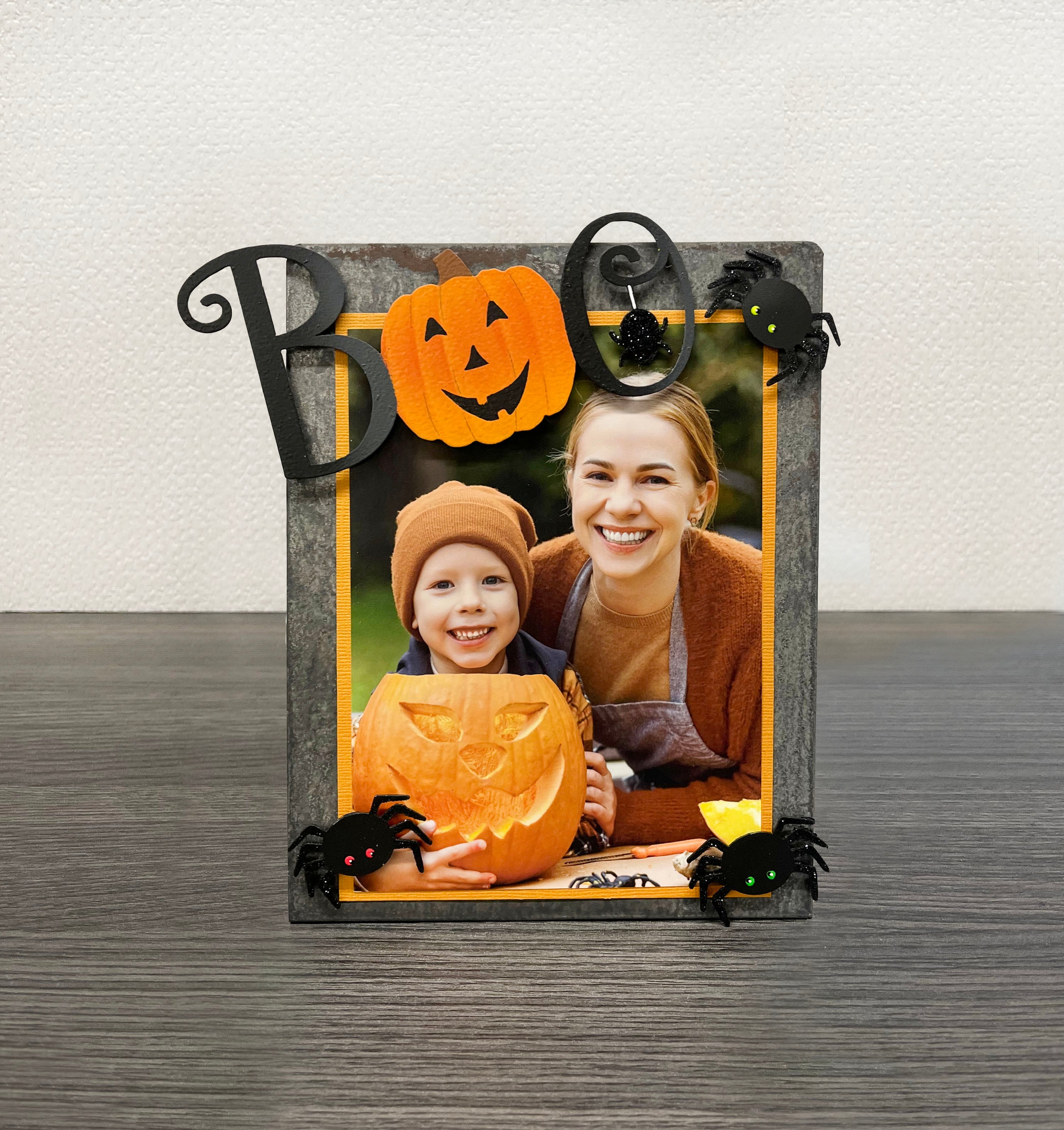 "Boo" w/ Spider Magnet Black