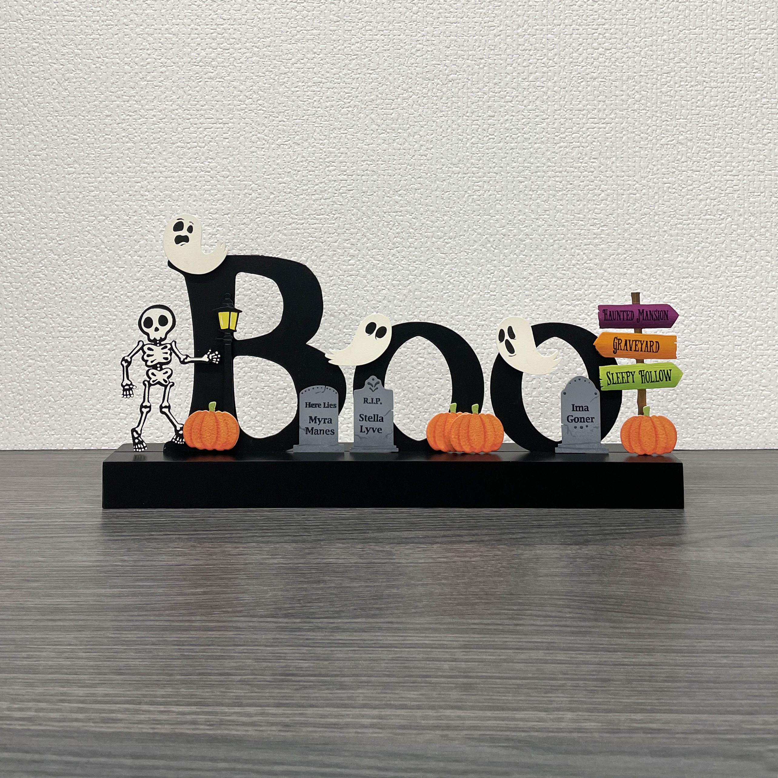 Magnetisches Wort „Boo“ mit Holzsockel