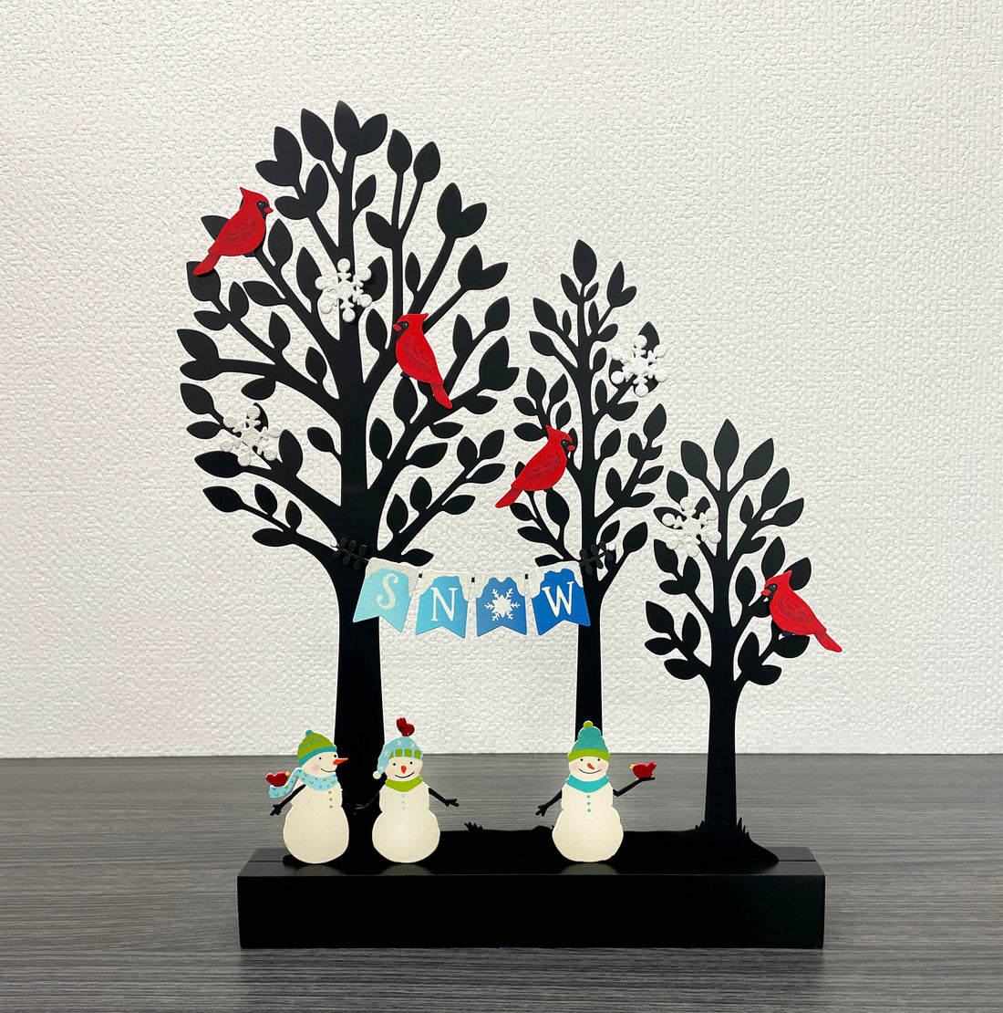 Schneemann mit Vogelmagneten