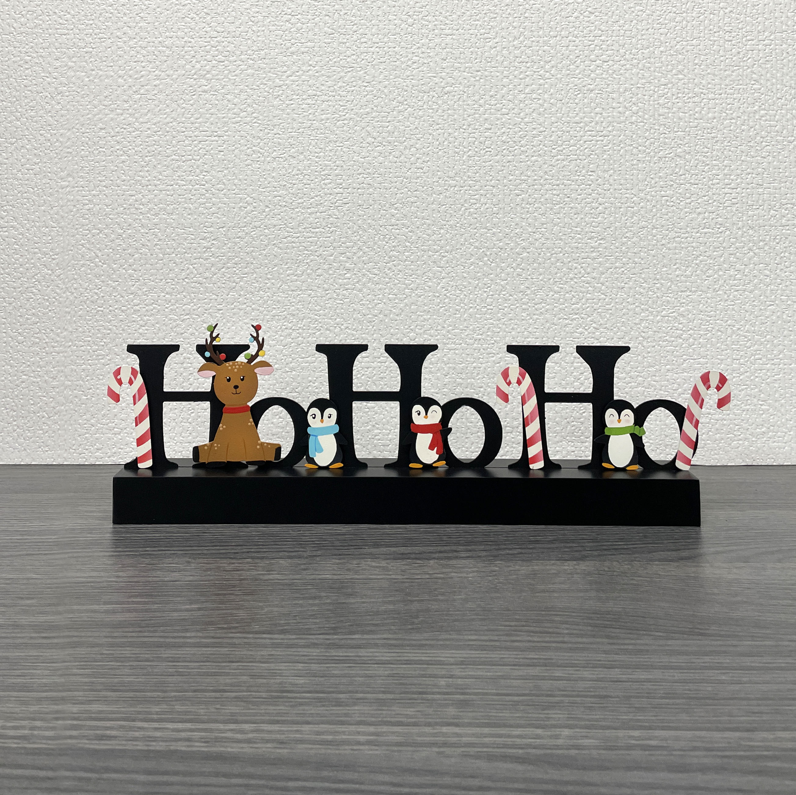 Magnetisches Wort „HoHoHo“ mit Holzsockel