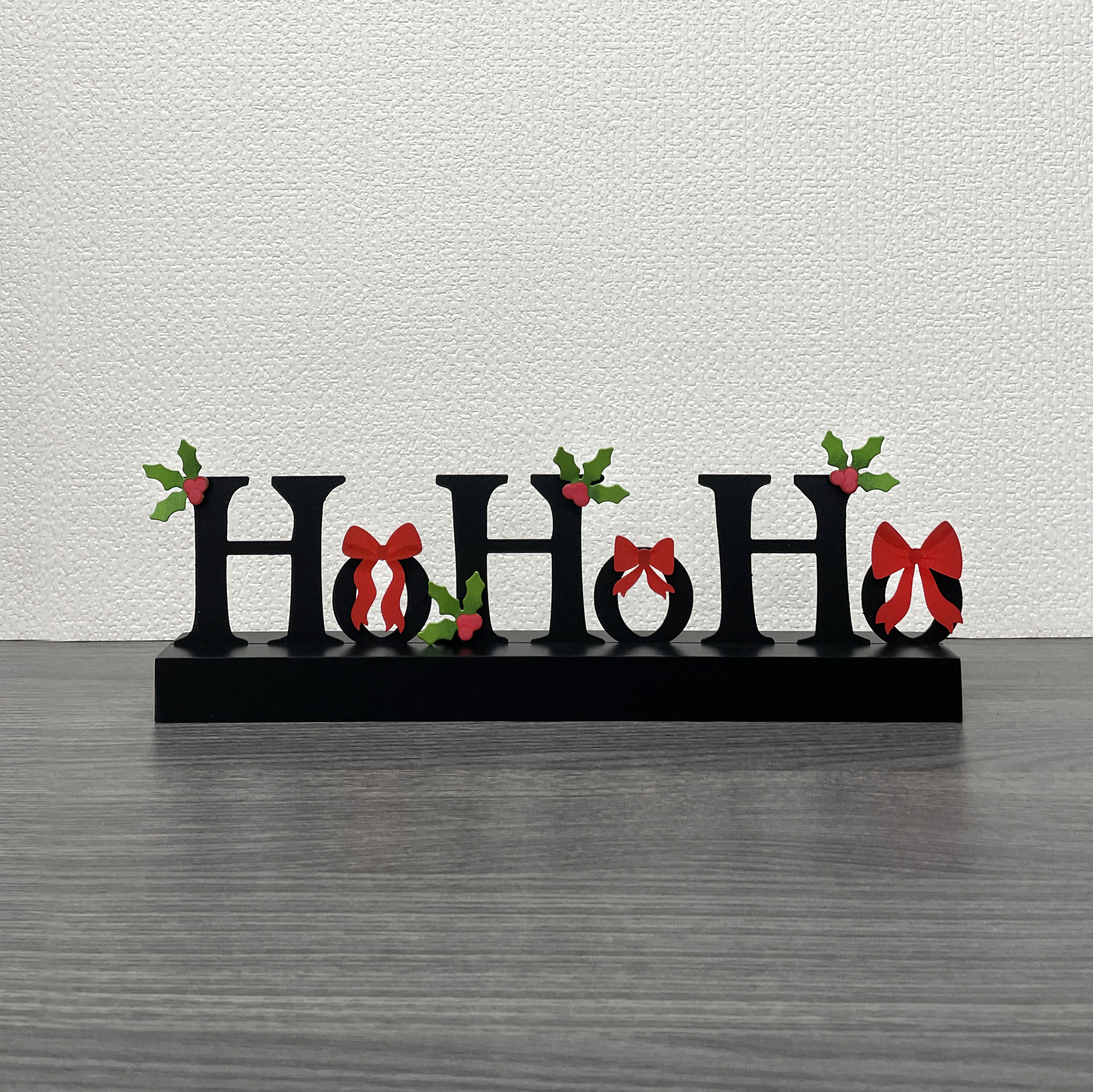 Magnetisches Wort „HoHoHo“ mit Holzsockel