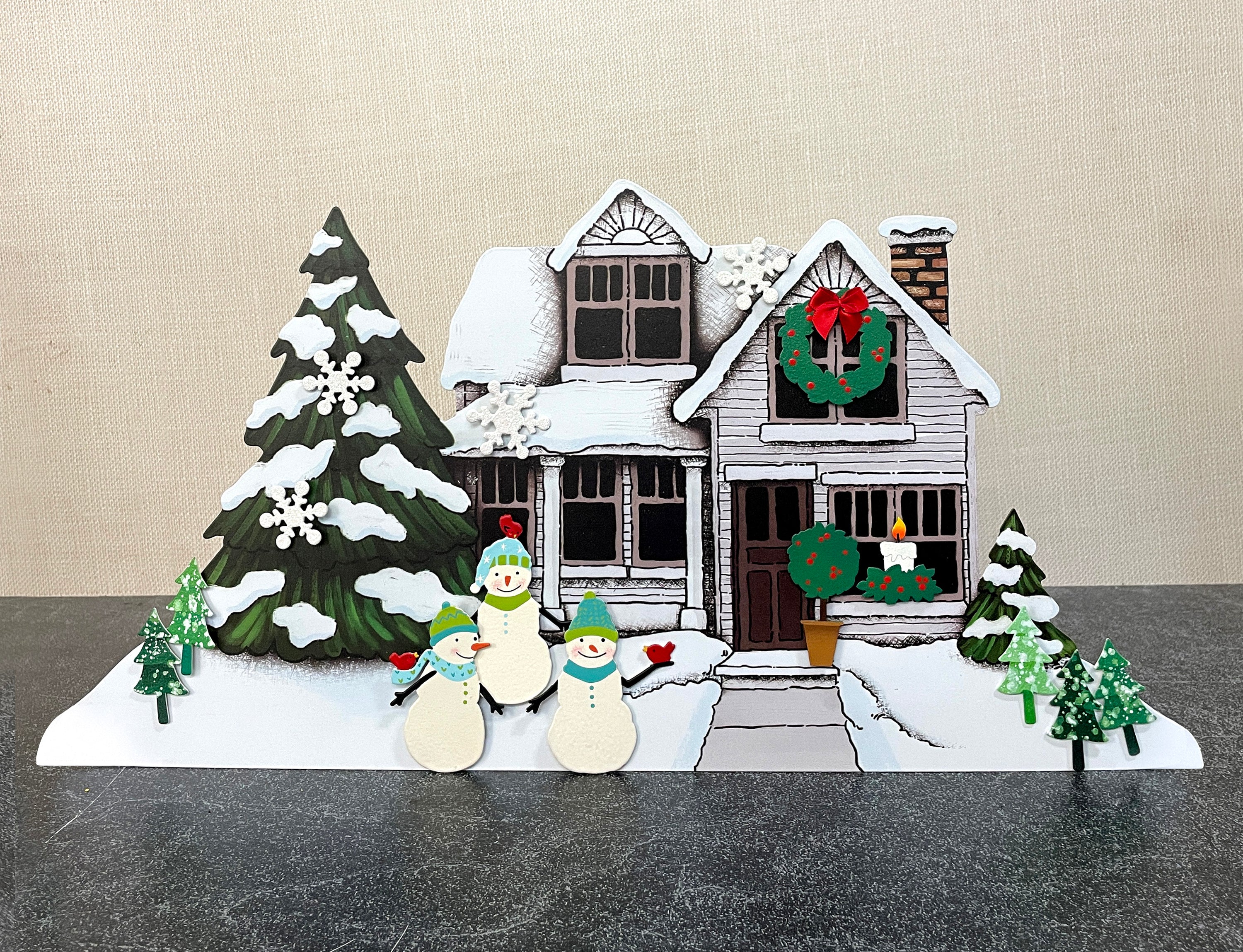 Schneemann mit Vogelmagneten