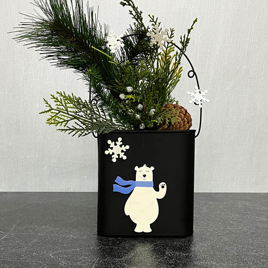 Winkender Eisbär-Magnet