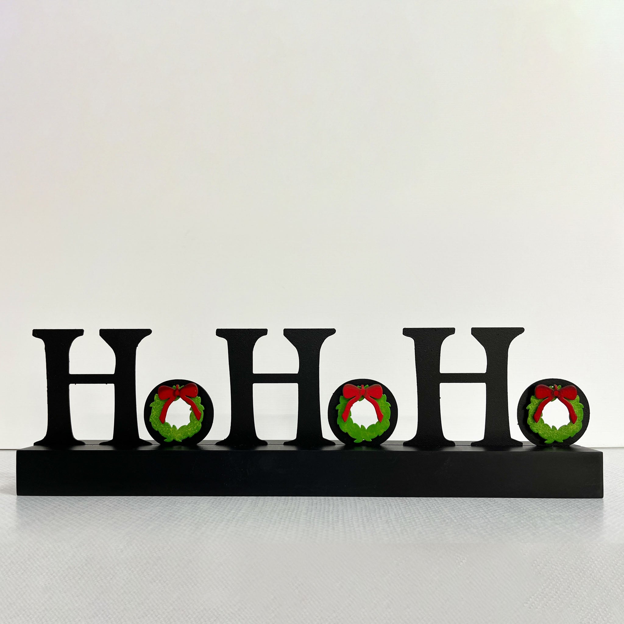 Magnetisches Wort „HoHoHo“ mit Holzsockel