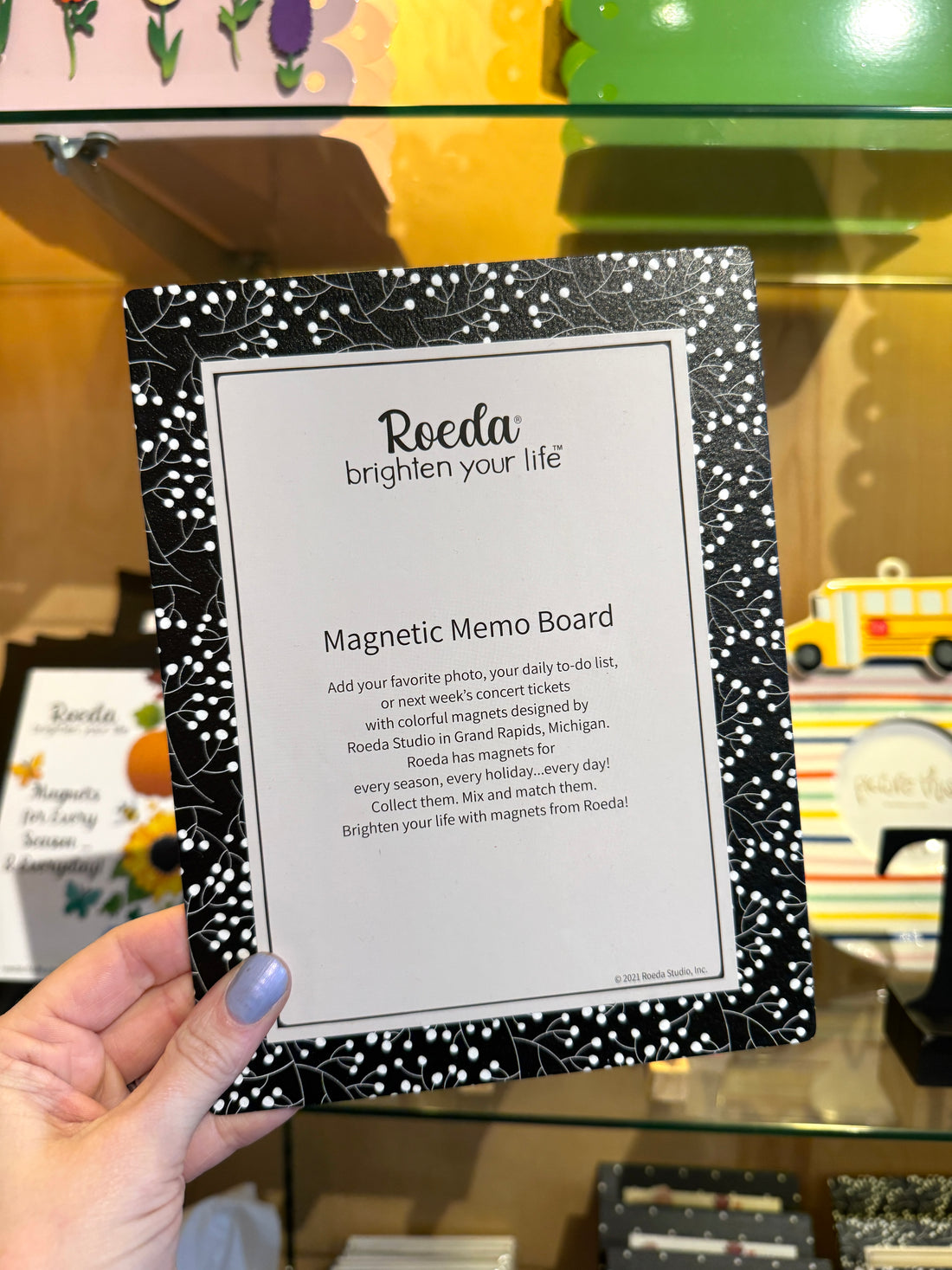 Easel w/ Kickstand 8.5x6.5 Black/White Berries Pattern